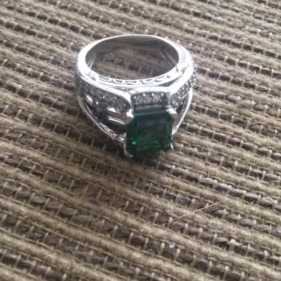 Simulated emerald stone sterling ring - Picture 2 of 7